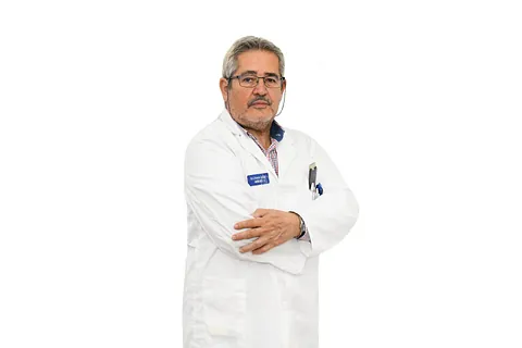 Especialista anota resultados médicos